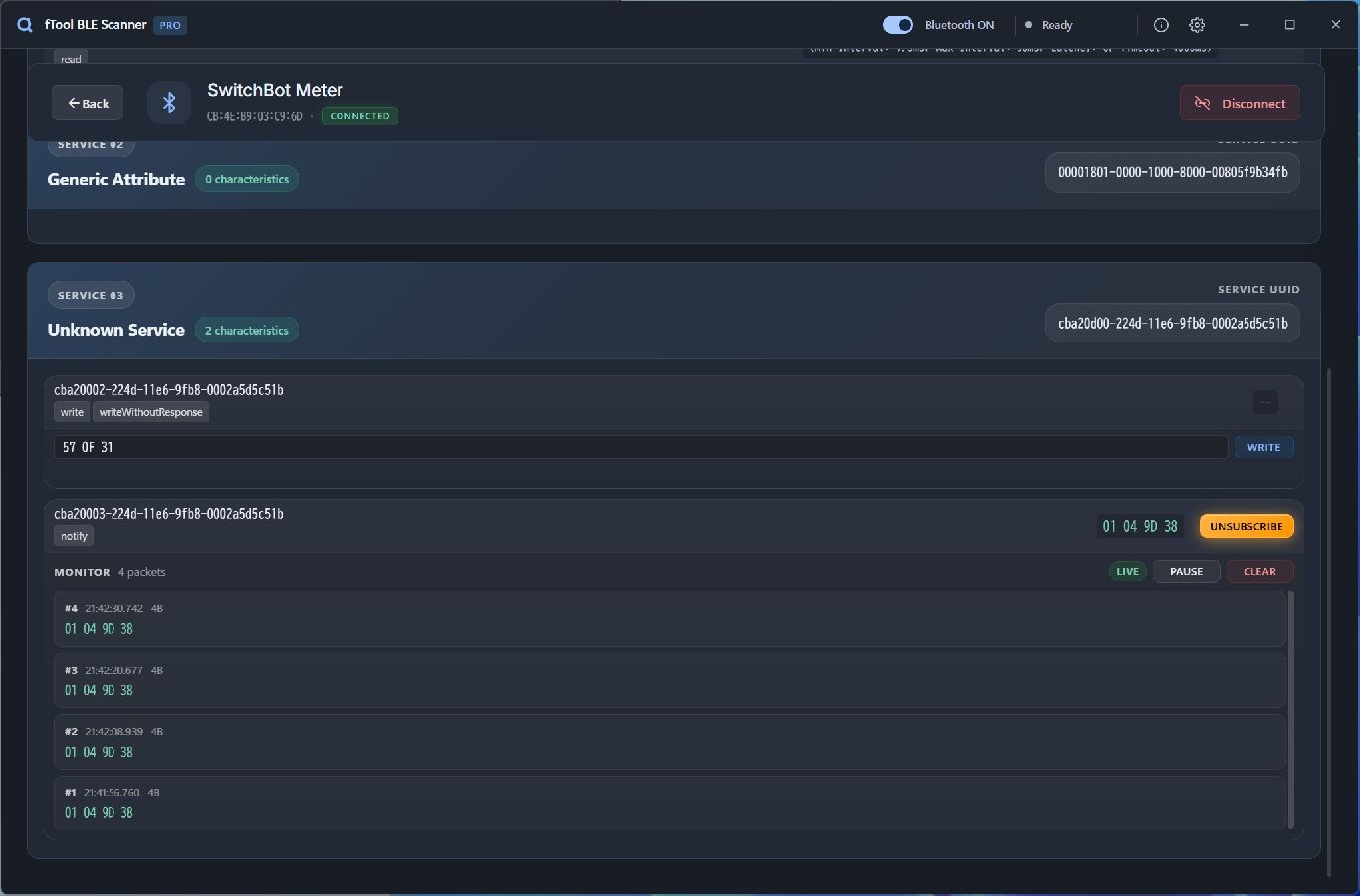 Un service personnalisé en thème sombre avec une commande hexadécimale saisie dans une caractéristique d'écriture et une caractéristique de notification abonnée, dont le moniteur affiche quatre paquets horodatés avec les commandes direct, pause et effacement